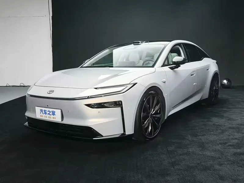 Toyota bZ7 по цене «Весты»: электроседан с 700 км хода и автопилотом вышел на рынок