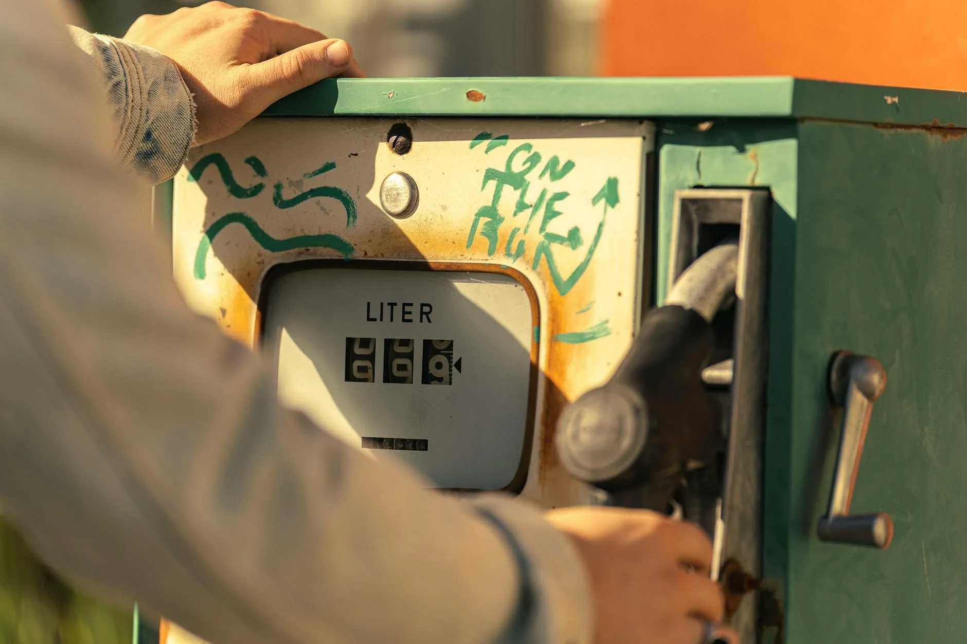 Силовики задержали администраторов финансовых Telegram-каналов за манипуляции с акциями