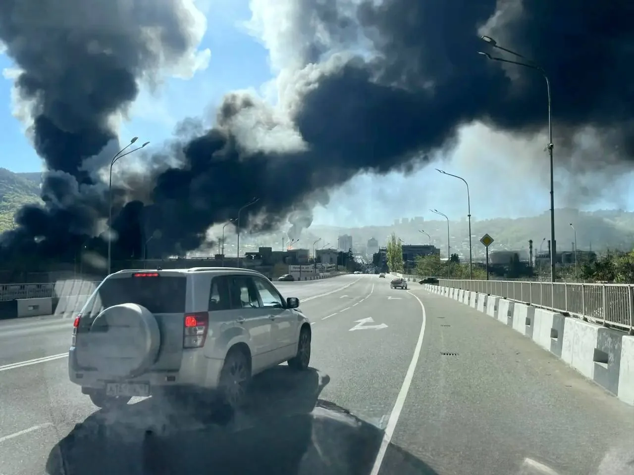 В Туапсе жители ночуют в ванных из-за атак БПЛА и пожаров на НПЗ